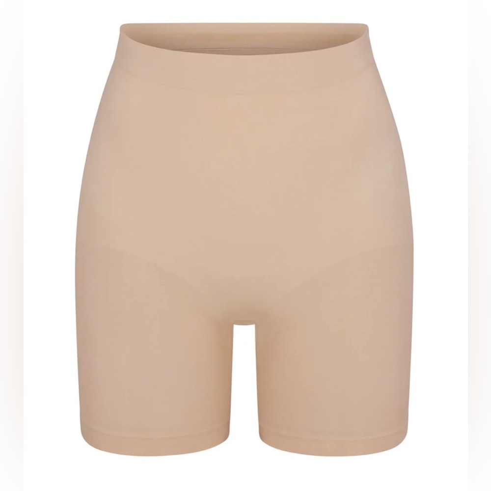 SKIMS Seamless Sculpt Lifting Short in Mica size Small